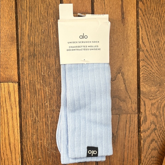 ALO Yoga Accessories - ALO Yoga Seashell Blue Unisex Scrunch Socks Size M NWT